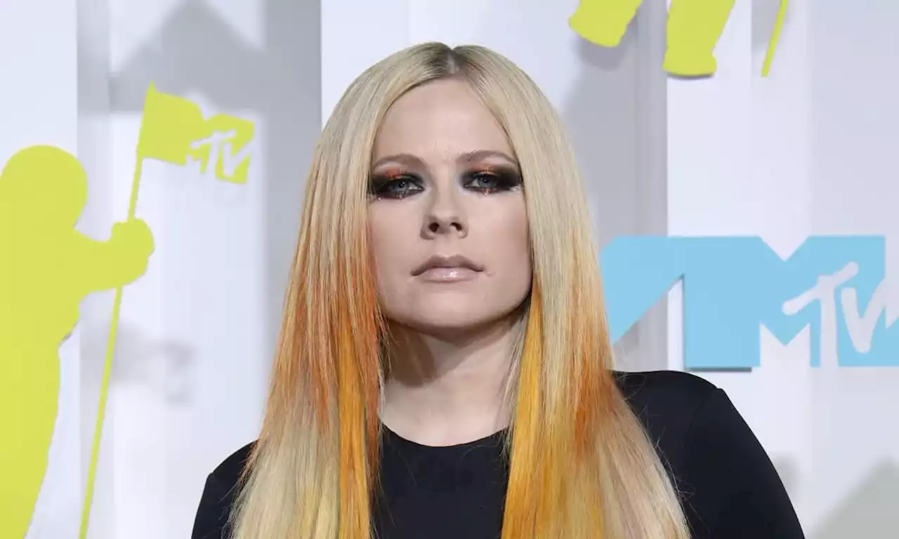 Avril Lavigne playfully poses in revealing all-black look that you need to see