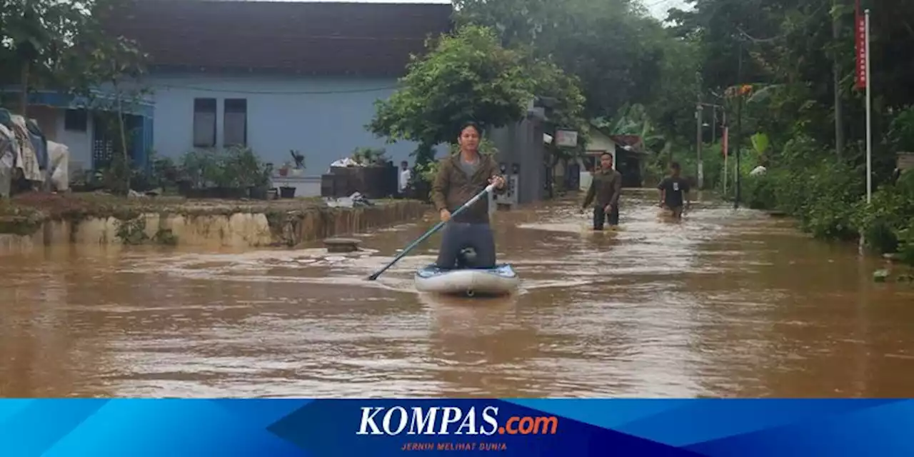 Cerita Bupati Trenggalek Pakai Papan Dayung Temui Warga Terdampak Banjir, Bagikan Bantuan