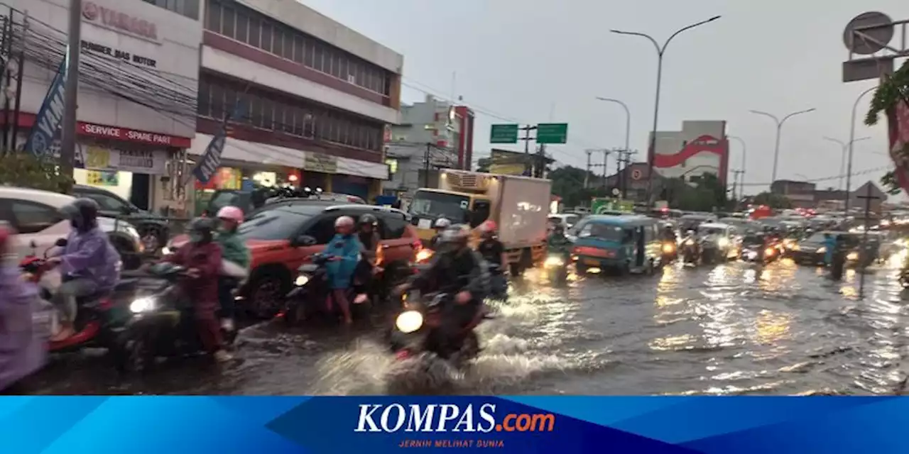 Jalan Arif Rahman Hakim Depok Banjir Imbas Hujan Deras, Arus Lalu Lintas Macet