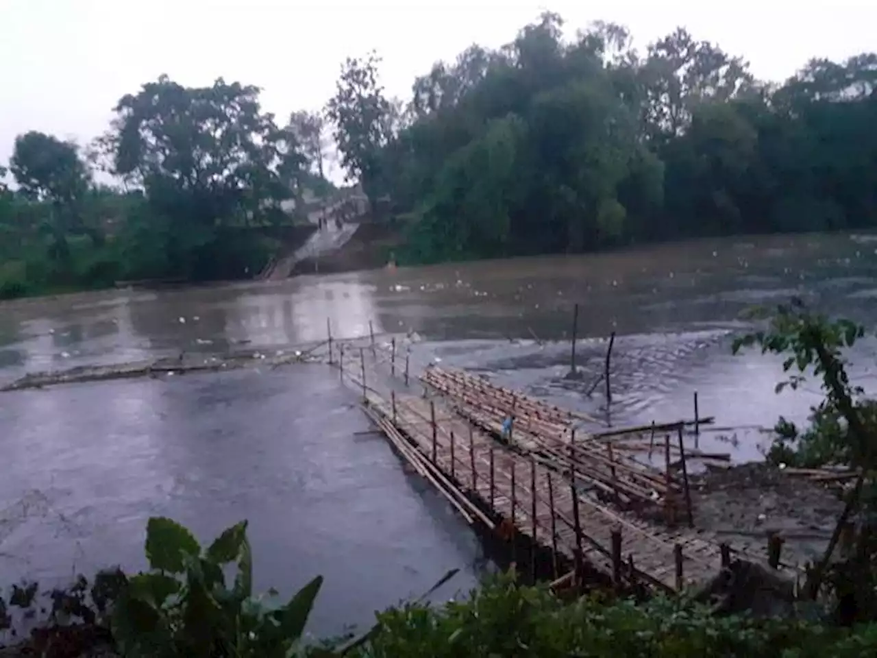 Viral Jembatan Sasak di Solo Hanyut saat Dilewati Orang, Pengelola: Hoaks!