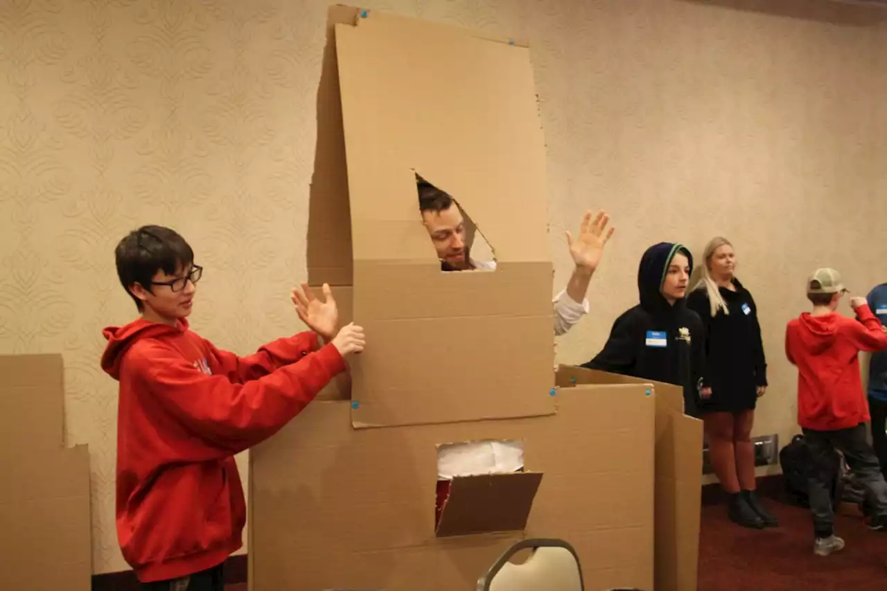 Kids with cardboard start building a future (10 photos)