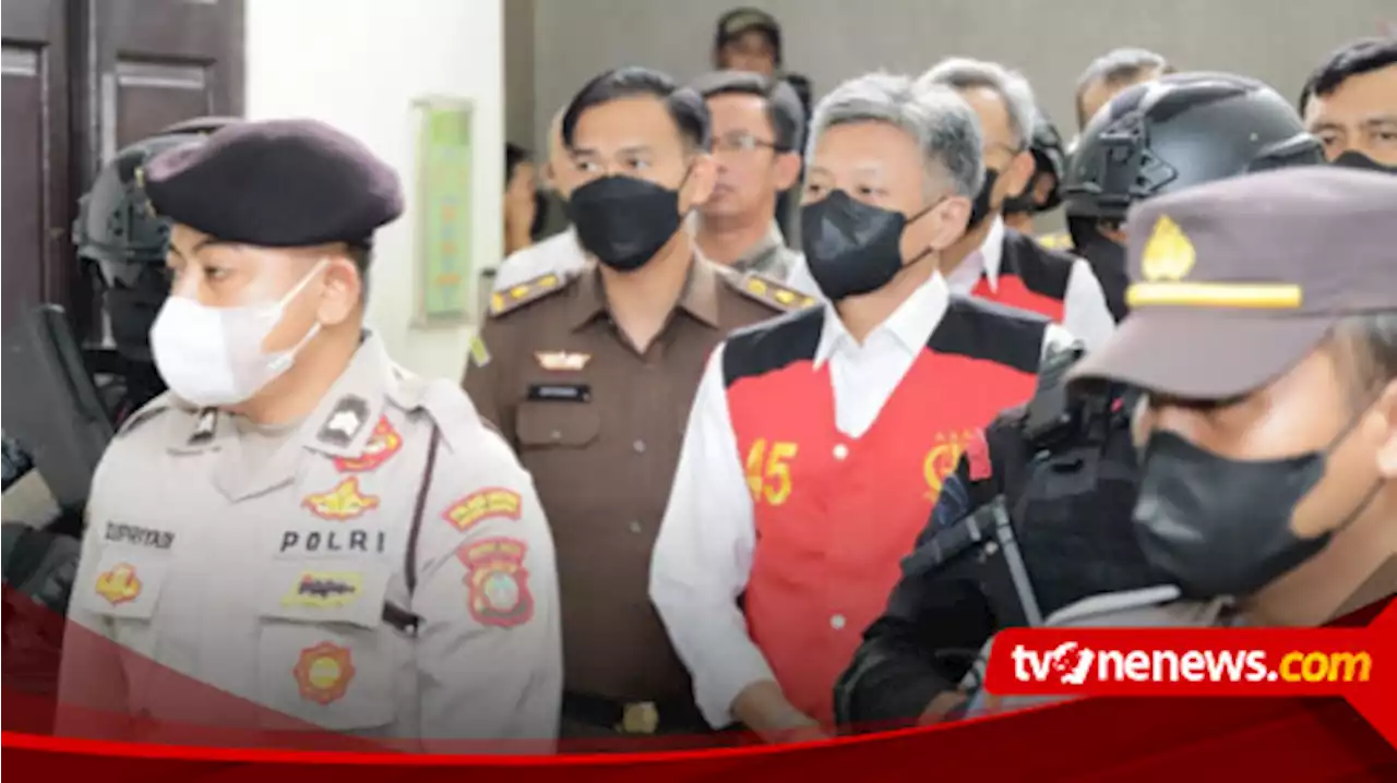 Pegang Berkas Dakwaan, Terdakwa Obstruction of Justice Hendra Kurniawan Tiba di PN Jaksel