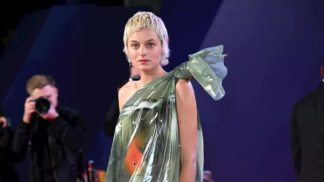 Moda surrealista sulle celebrities: l’abito pesce di JW Anderson indosso a Emma Corrin e non solo