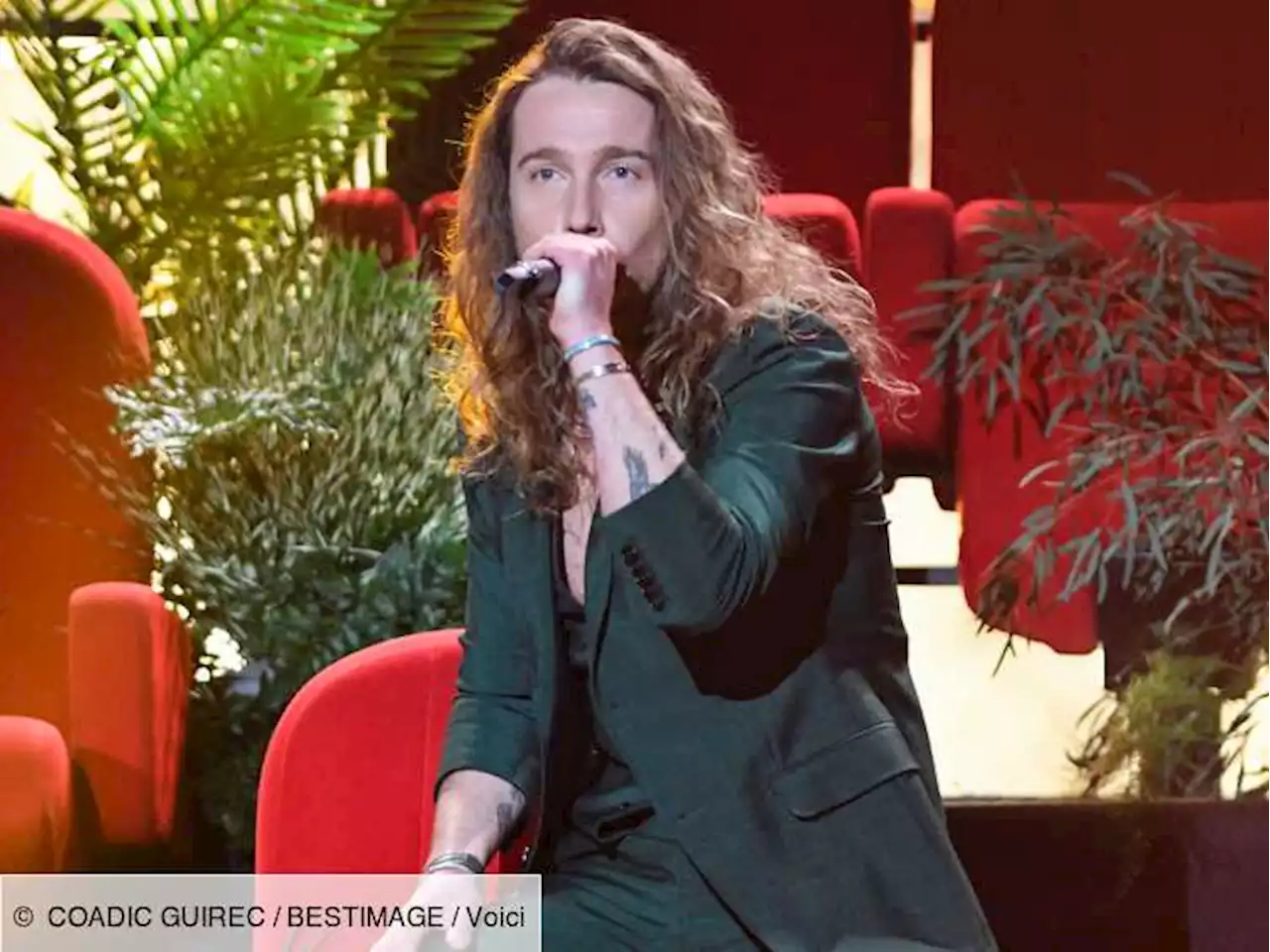 The Voice Kids : Loghane réinterprète sa chanson de la finale en concert avec Julien Doré - Voici