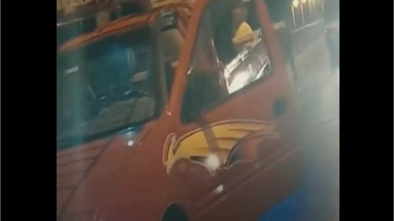 مقطع فيديو كشفهم.. سرقوا 'كوبري' وحملوه على سيارة