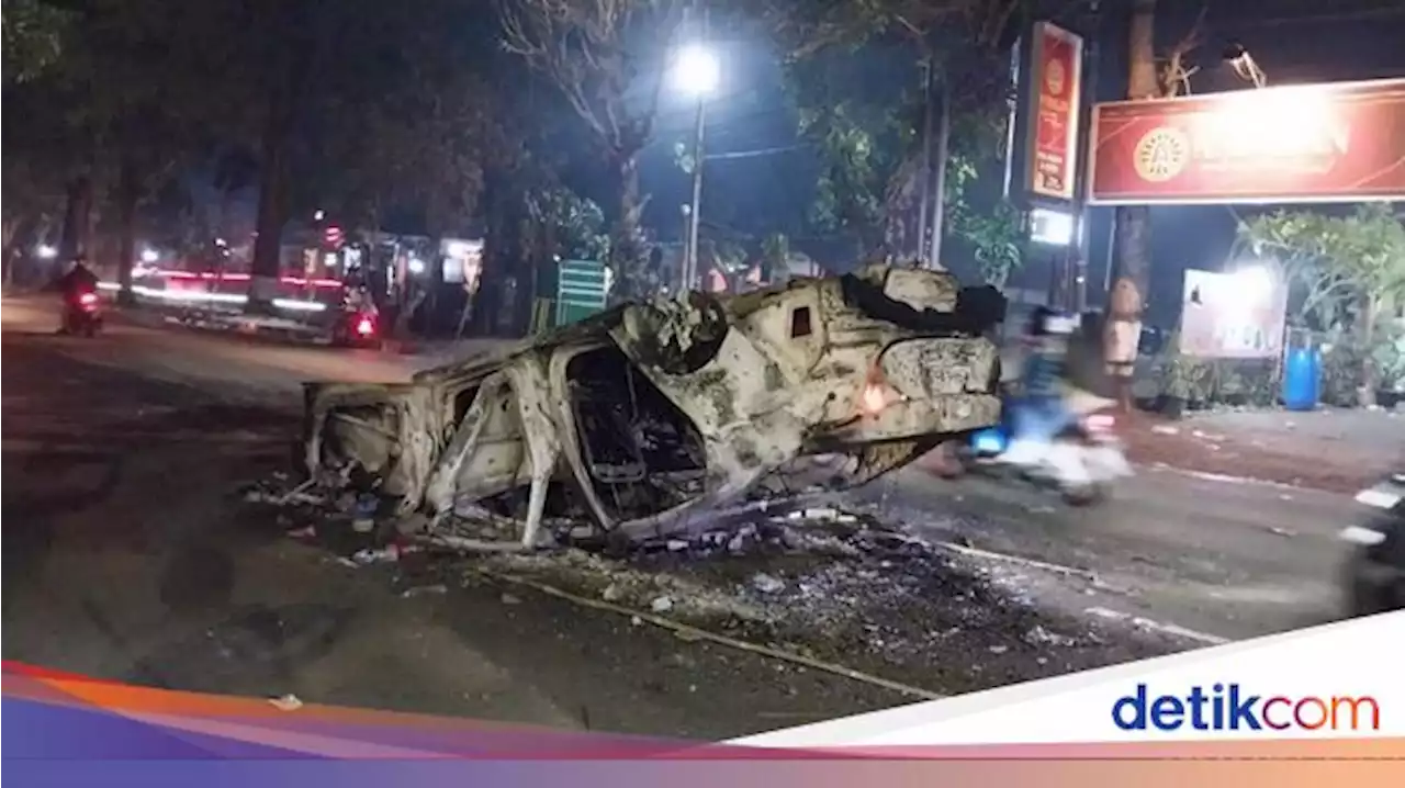 13 Mobil Rusak-Terbakar Imbas Kerusuhan di Stadion Kanjuruhan Malang