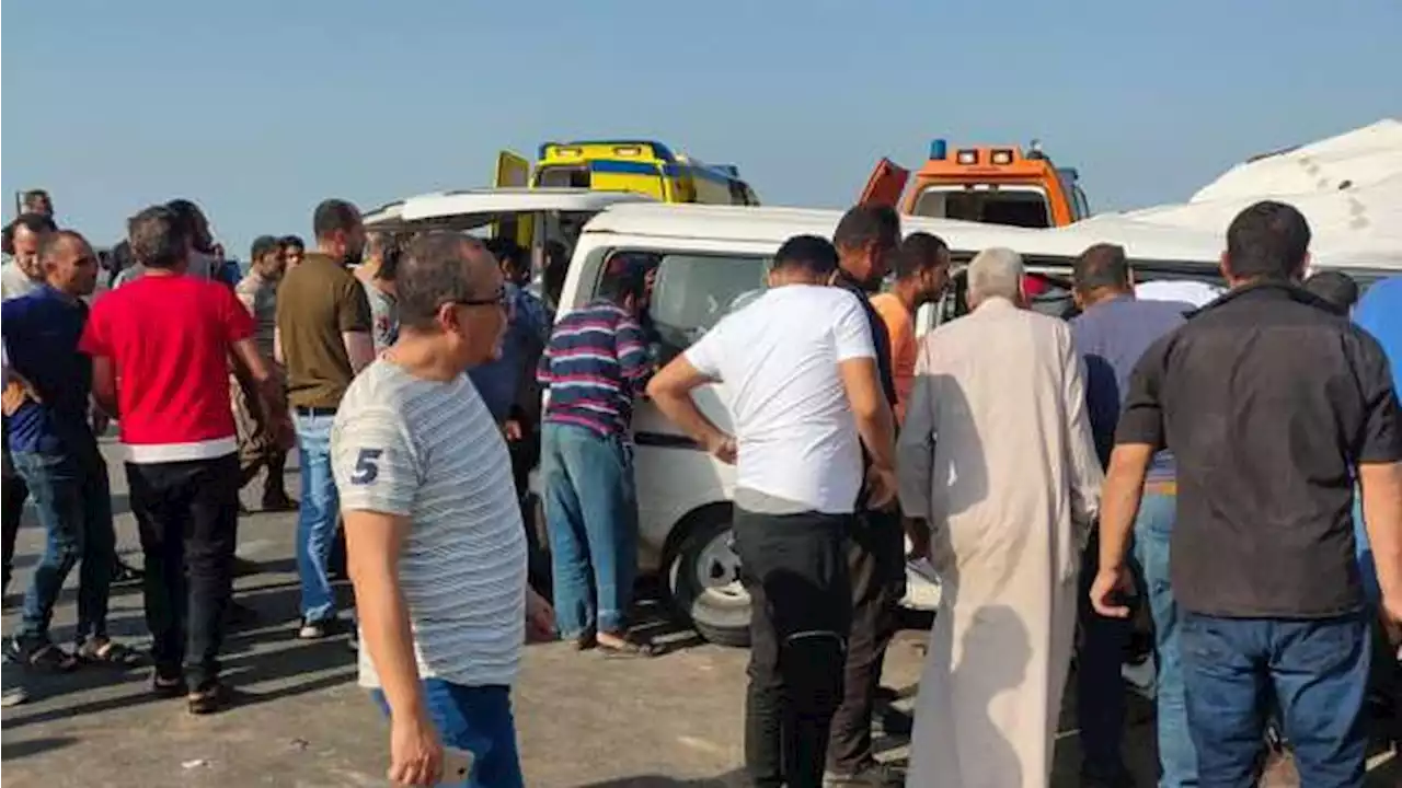 مصرع 3 عمال وإصابة 9 في انقلاب سيارة على الطريق الصحراوي بالبحيرة
