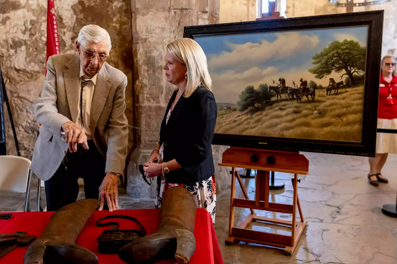 Renowned artist sells artifacts, donates paintings to Alamo