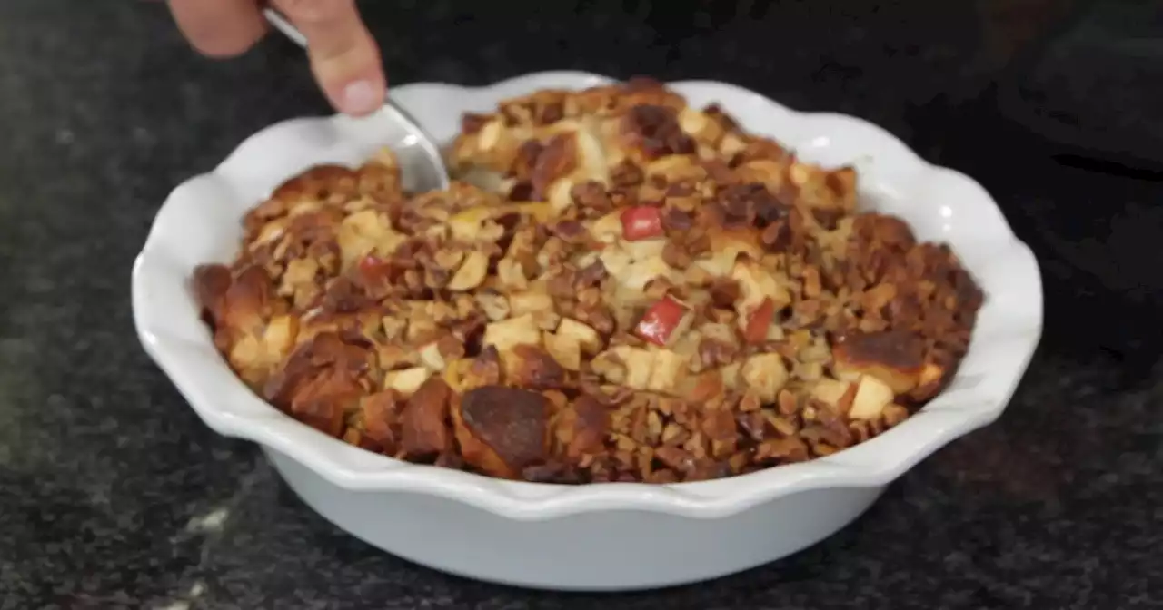 SUNDAY BRUNCH: Cinnamon Roll Cake with Apple and Pecans