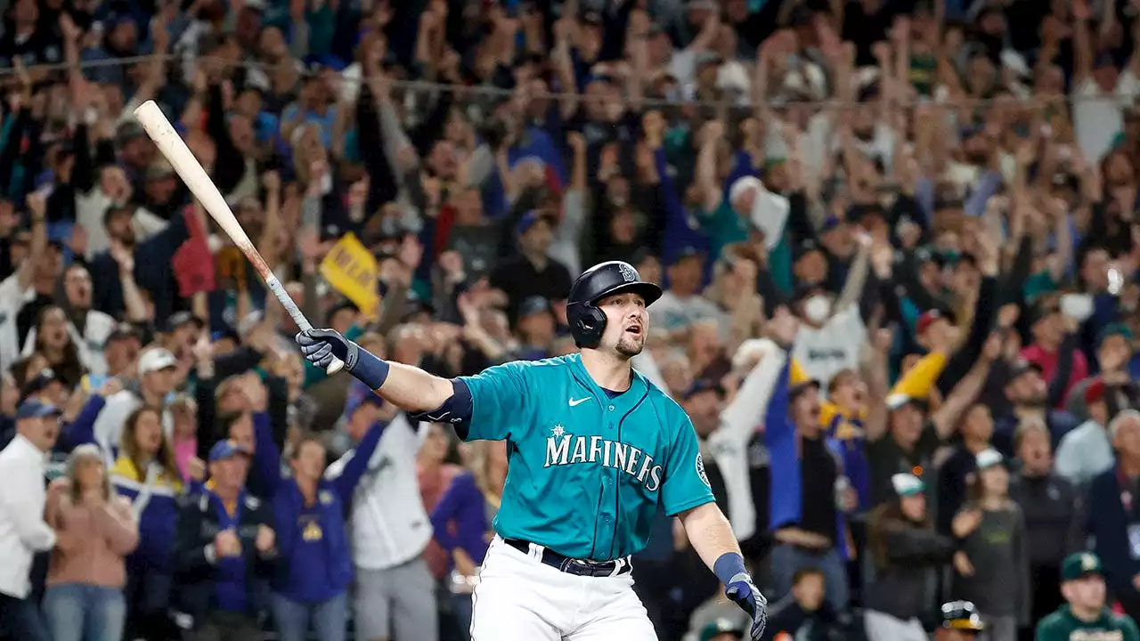 Walk-off home run sends Mariners to postseason for first time since 2001