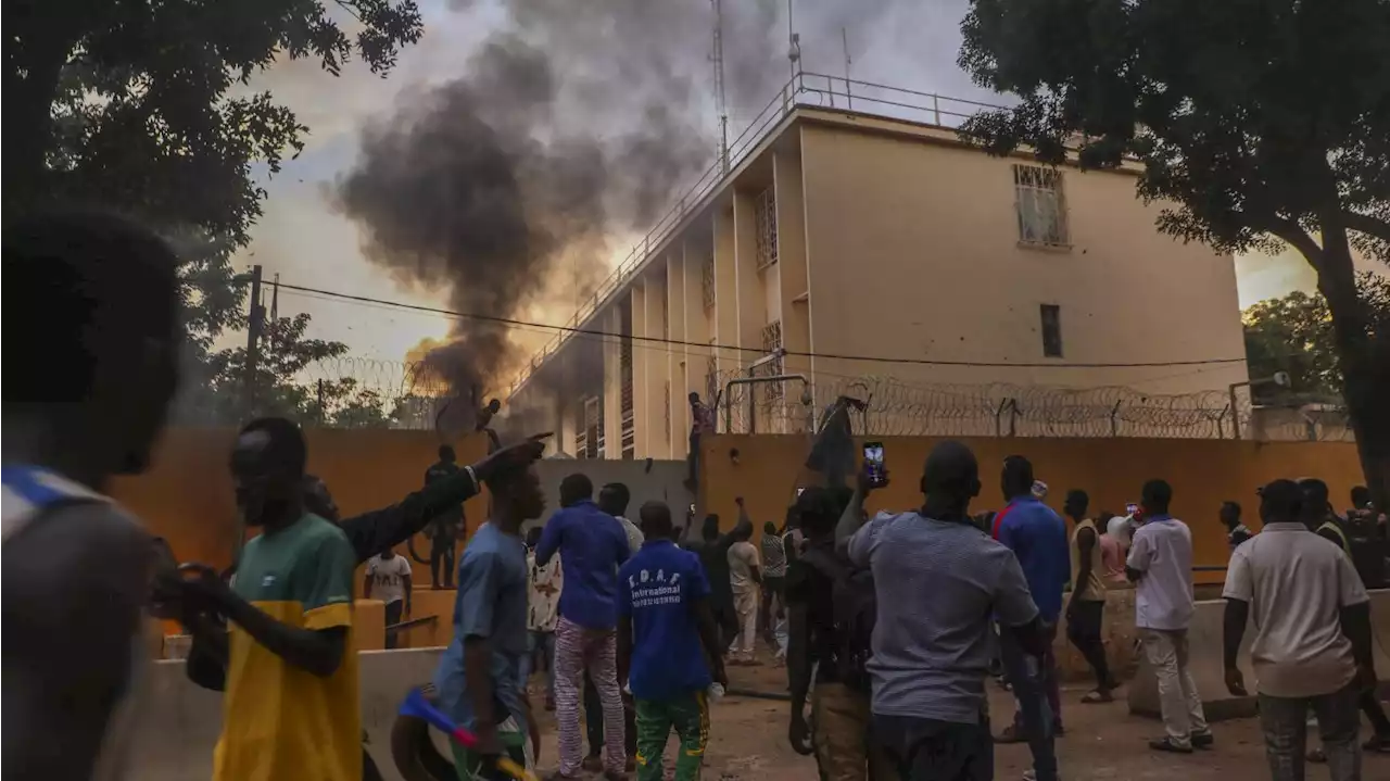 DIRECT. Burkina Faso : des gaz lacrymogènes tirés devant l'ambassade de France pour disperser des manifestants favorables aux putschistes