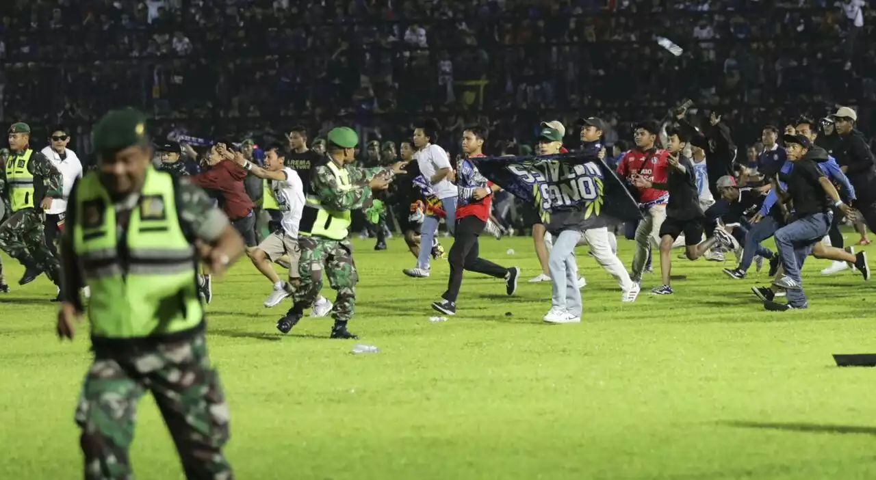 Indonesia, scontri tra tifosi e fuga tra i lacrimogeni dopo una partita di calcio: almeno 187 morti «senza ossigeno»