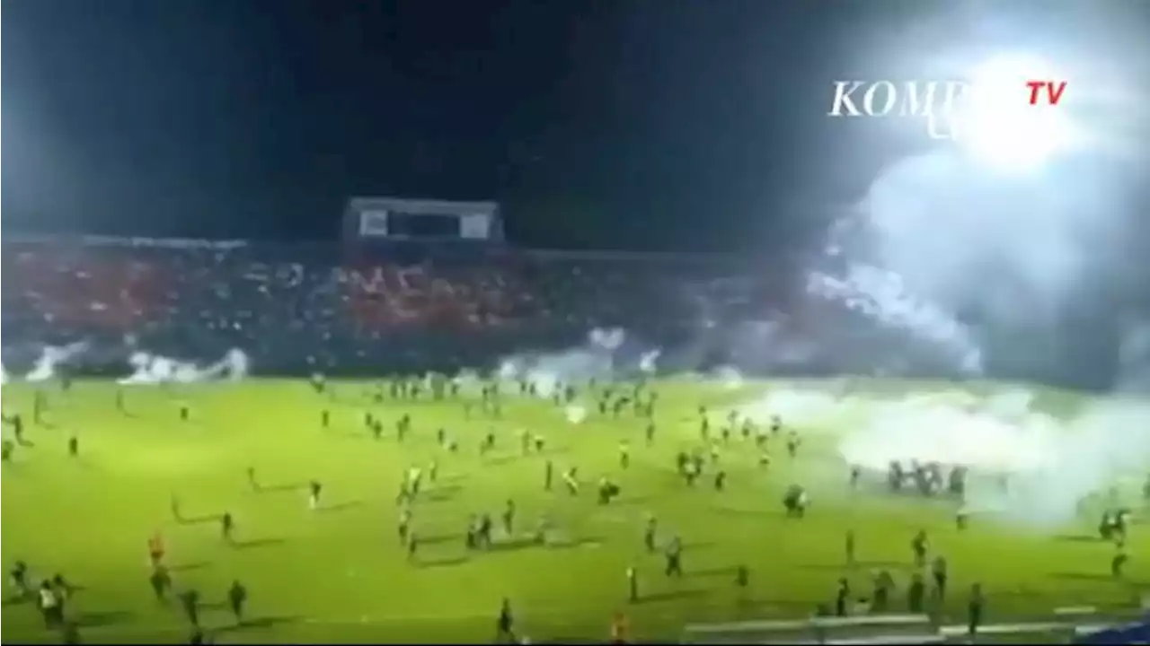 Polisi Tembakkan Gas Air Mata saat Ricuch Arema Vs Persebaya, Ternyata Langgar Aturan FIFA