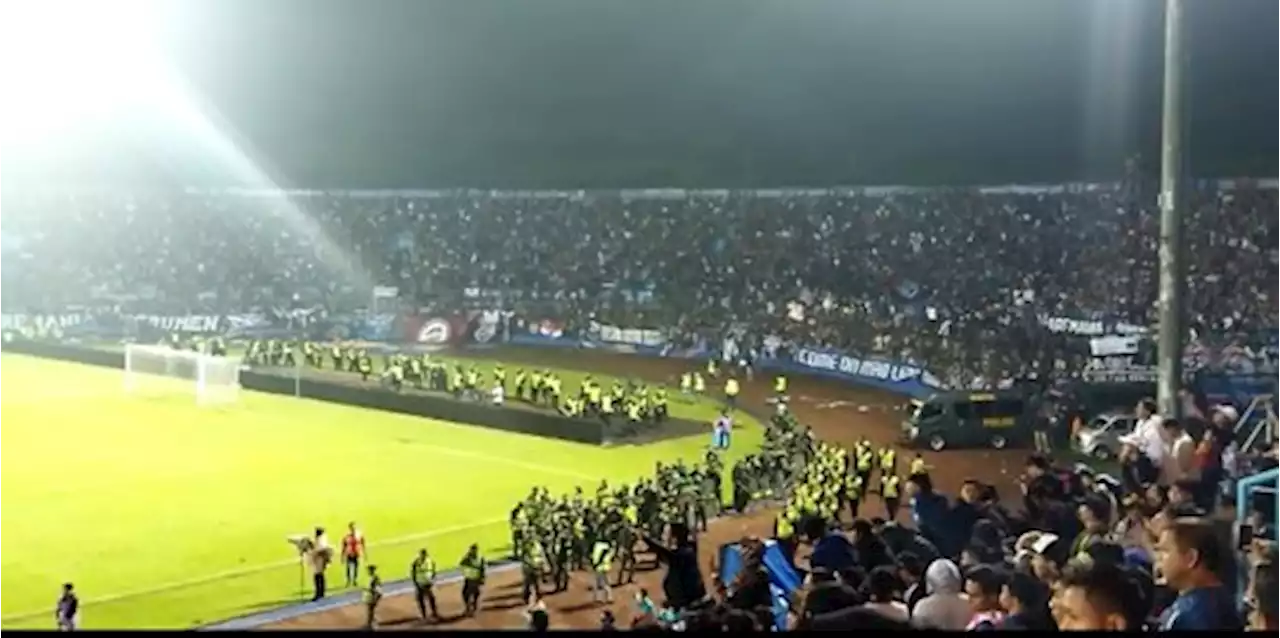 Detik-Detik Pecahnya Kericuhan Usai Laga Arema FC vs Persebaya | merdeka.com