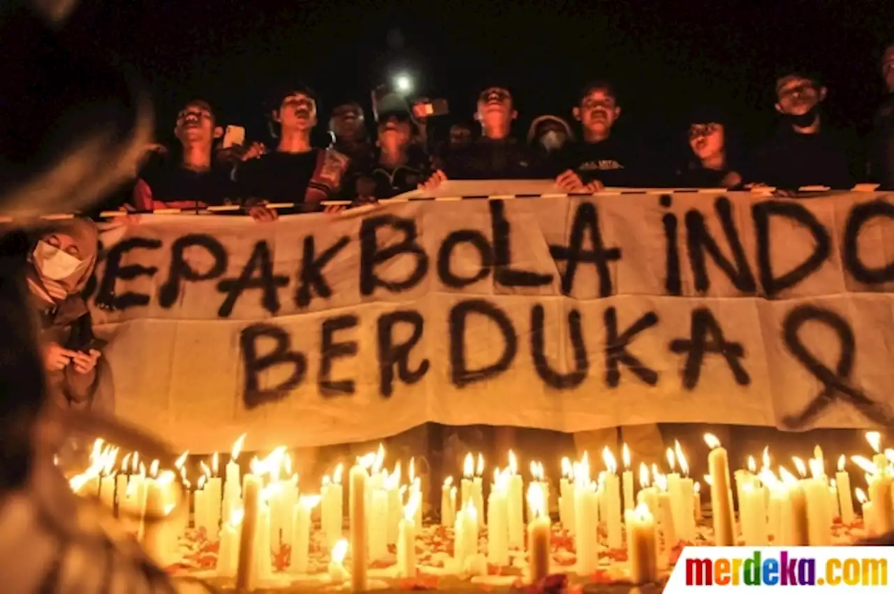 Foto : Aksi Seribu Lilin untuk Korban Kerusuhan Kanjuruhan di GBK | merdeka.com