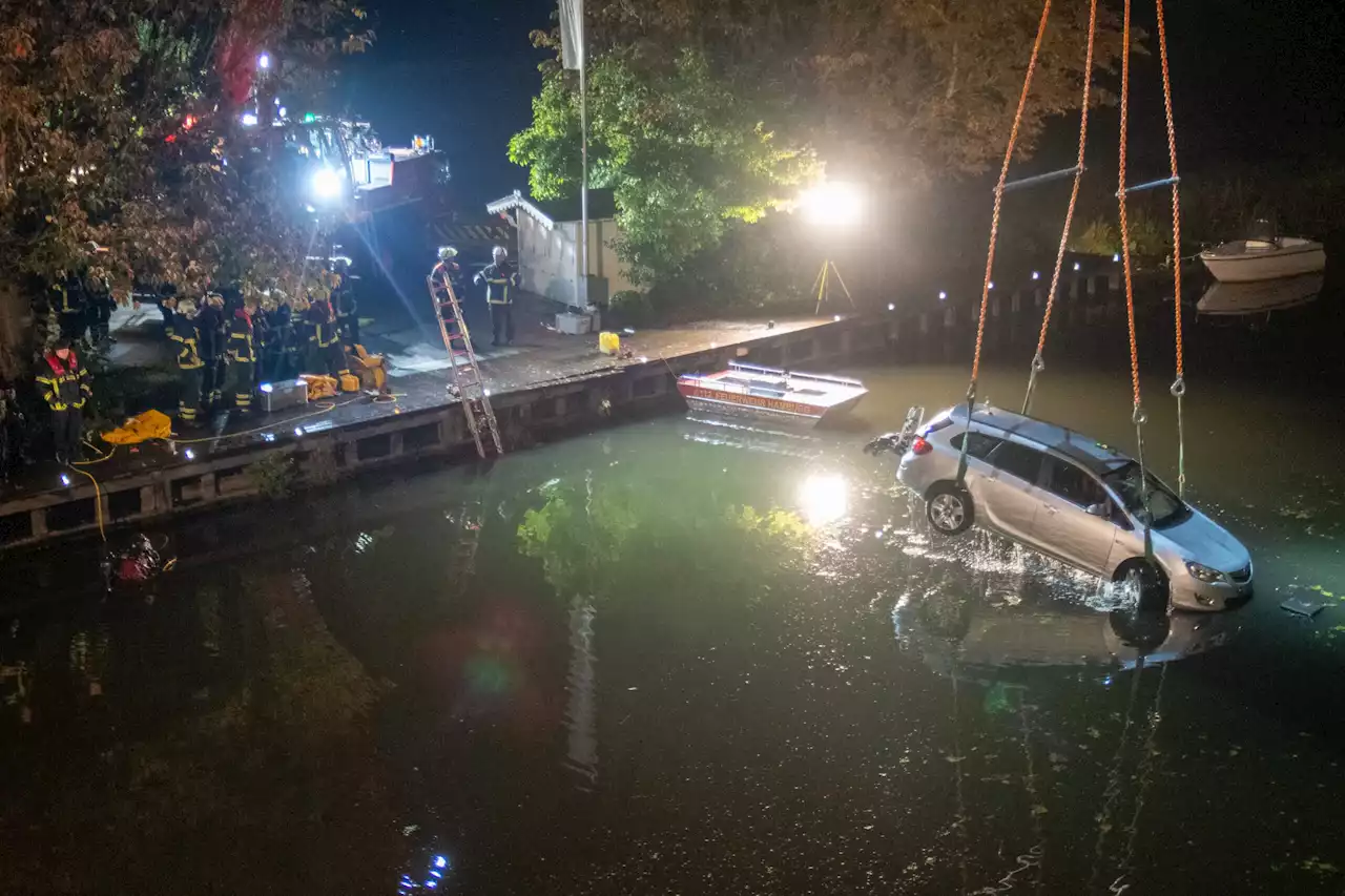 Nach Hochzeitsfeier in Hamburg: Seniorenpaar landet mit Auto in Elbe