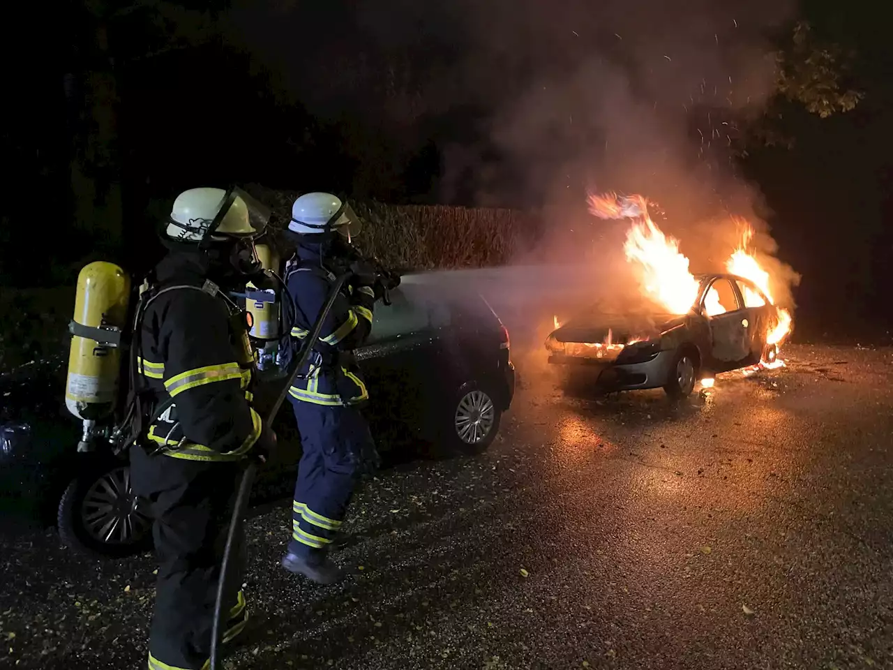 Opel brennt in Hamburger Seitenstraße lichterloh – Anwohner schlagen Alarm