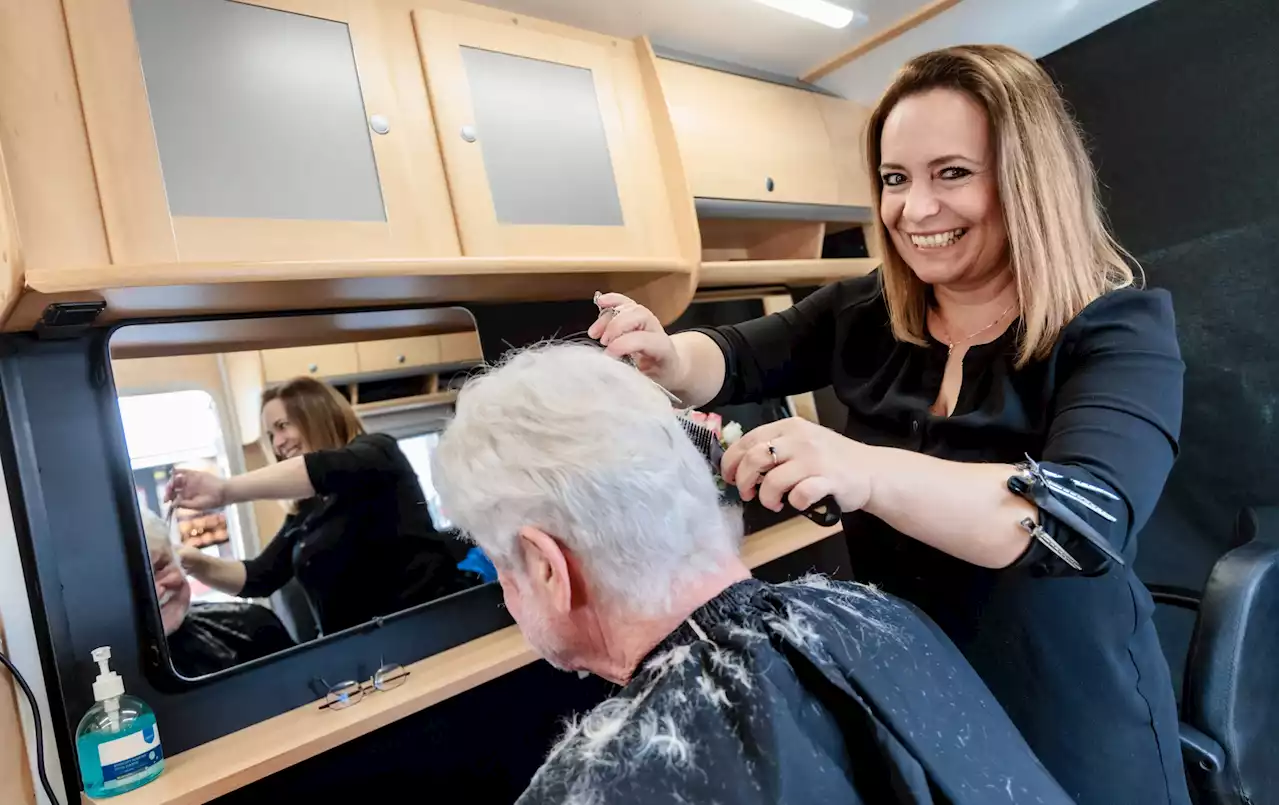 Salon auf vier Rädern: Brigitta schneidet dort Haare, wo es keinen Friseur gibt