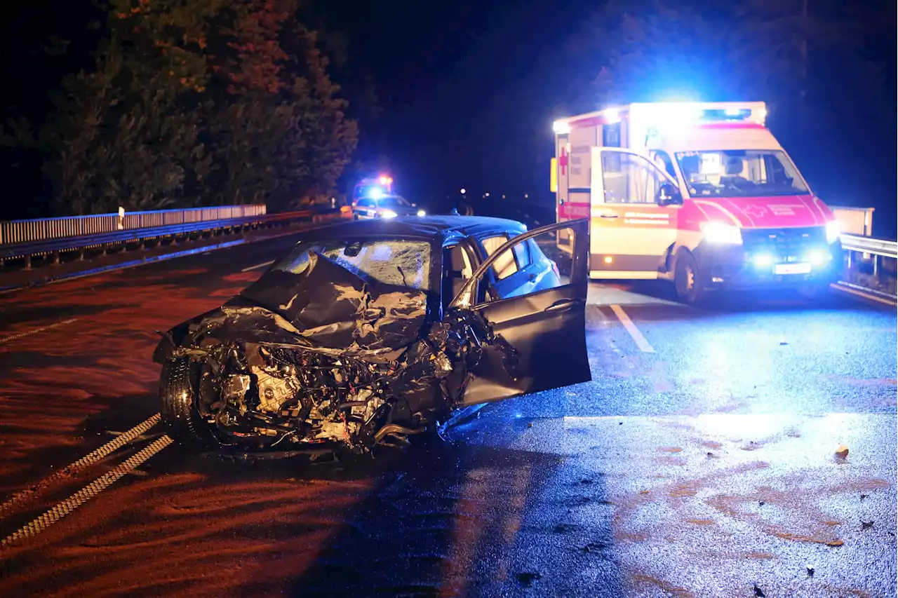 Schlimmer Frontalcrash: Frau und Mädchen sterben, zwei Schwerverletzte