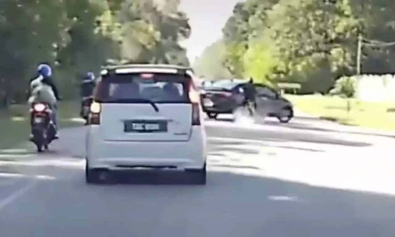 Kapchais racing on narrow Terengganu road, ends up crashing into a Perodua Bezza - video - paultan.org