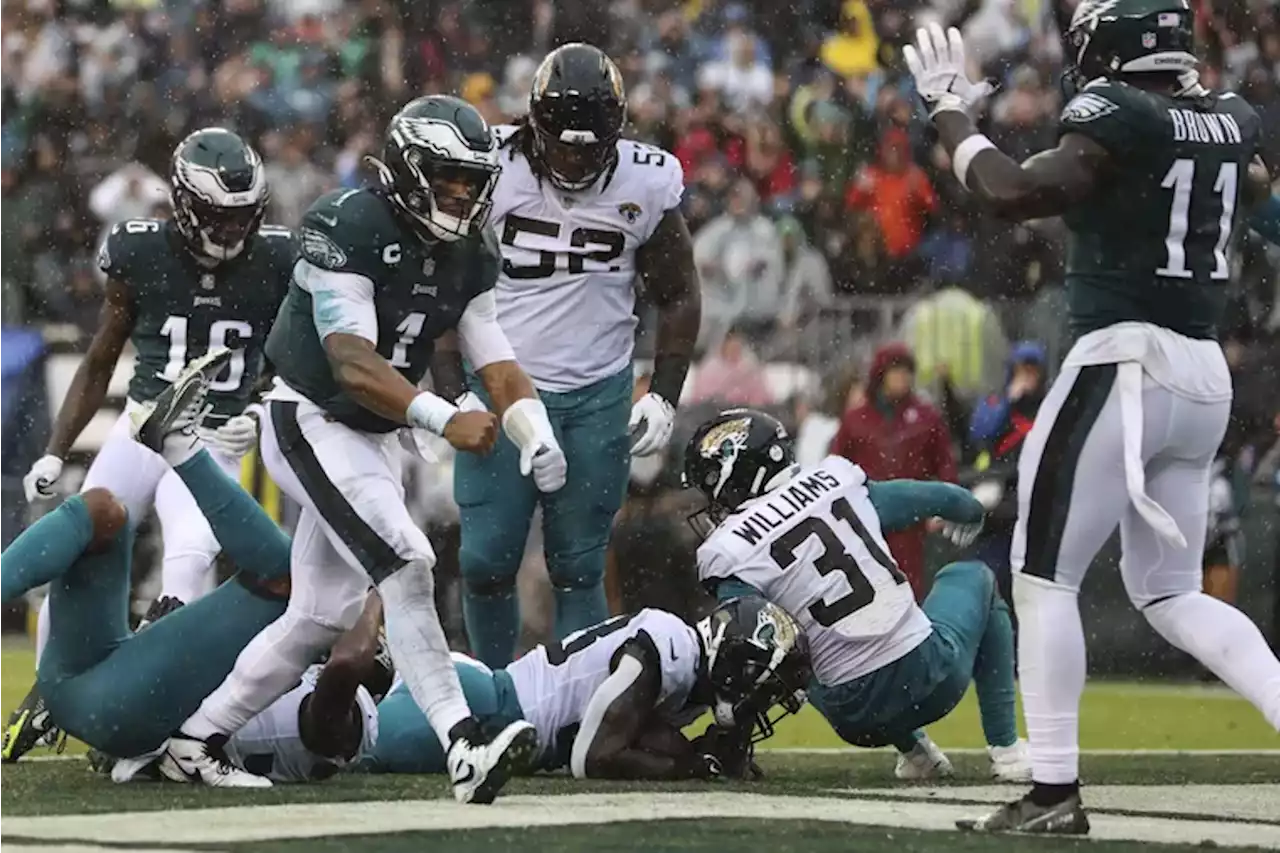 Eagles’ Jalen Hurts powers his way into the end zone to cut the Jaguars’ lead