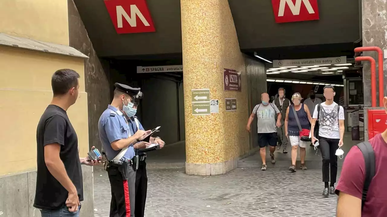 Arrestati cinque borseggiatori in metro: rubati oltre 1.000 euro in contanti