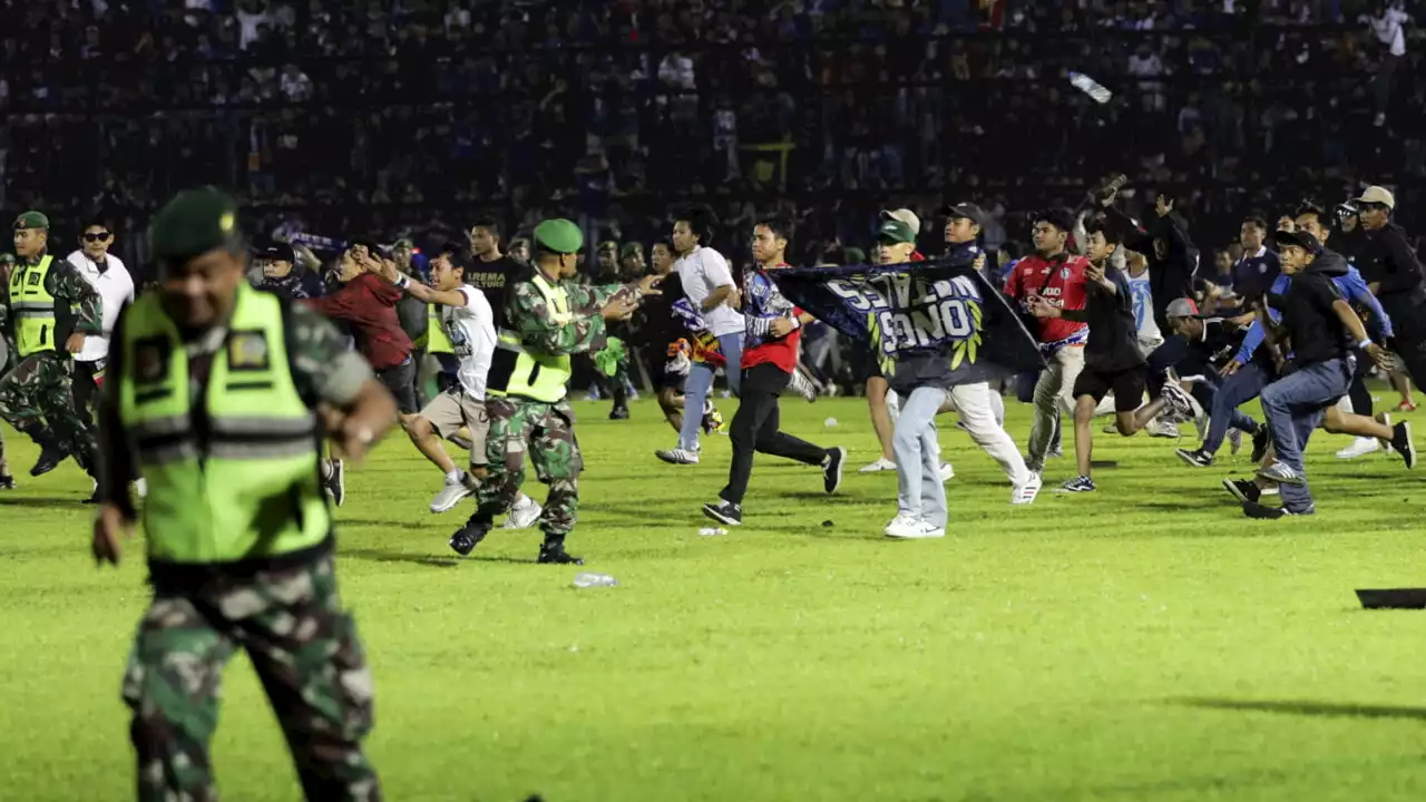 Follia in campo, scontri dopo una partita di calcio: 182 morti