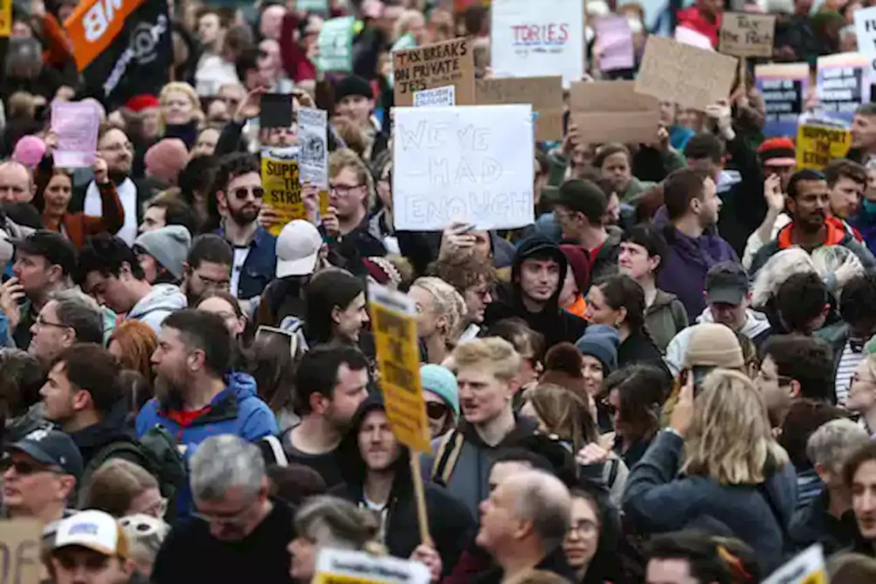 Uk, proteste contro l'aumento del costo della vita: migliaia in piazza