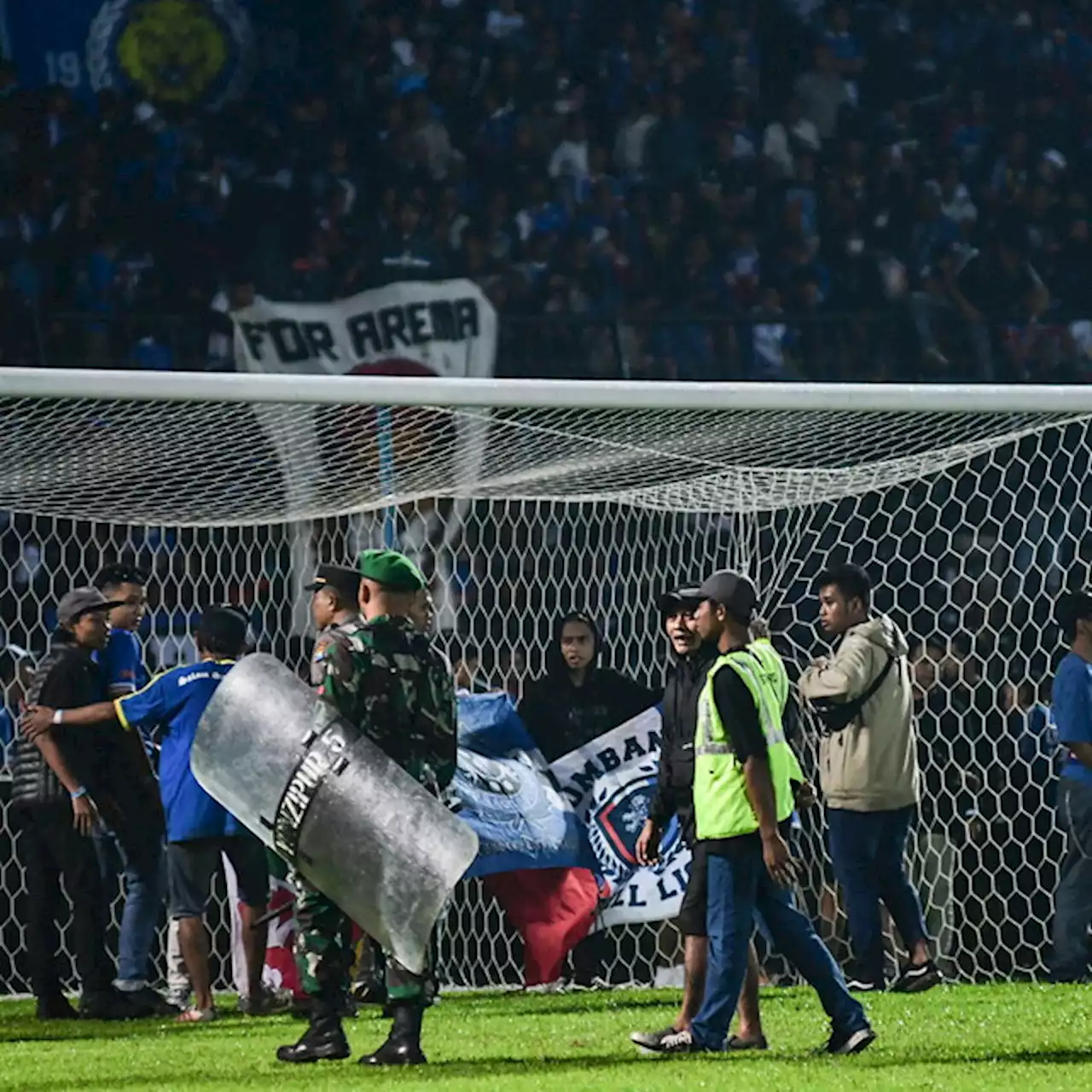 Indonesia, le foto della rivolta dei tifosi dopo la sconfitta