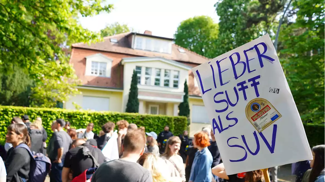 Satire-Demo in Berlin-Grunewald: „Bademantel-Block“ soll Temperatur von Pools im Villenviertel kontrollieren