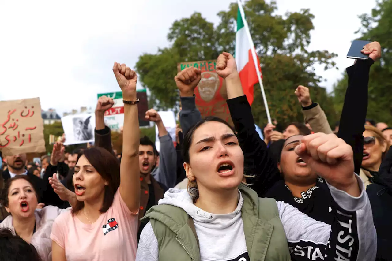 Thousands March in Paris to Support Protesters in Iran