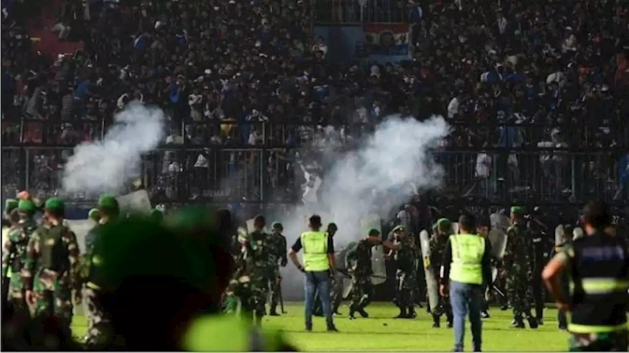 Detik-detik Kerusuhan Arema: Pemain Persebaya Lari, Tembakan Gas Air Mata, Aremania Pingsan - Suryamalang.com