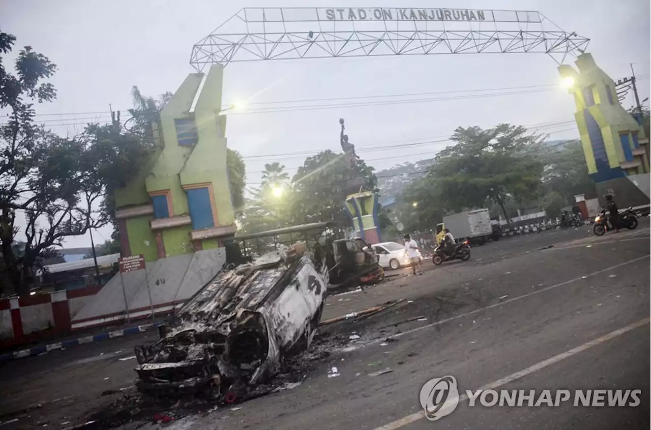 인도네시아 축구장서 팬들 난동…인파 깔리며 최소 129명 사망(종합2보) | 연합뉴스