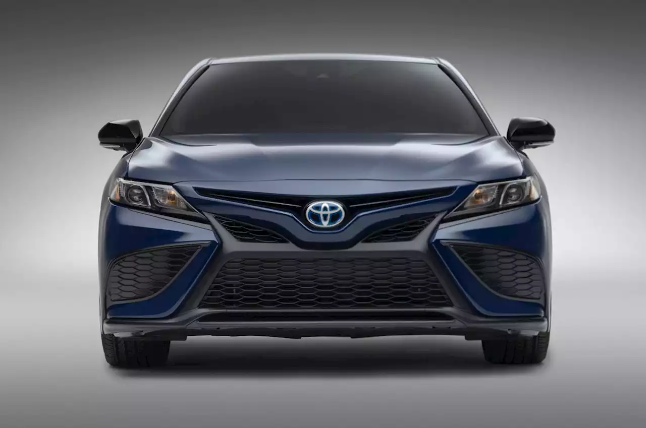 Toyota Camry híbrido suma dos versiones más accesibles