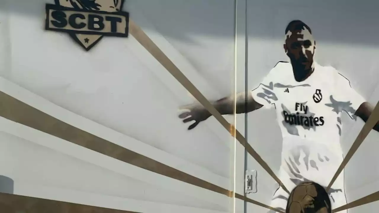 Ballon d'Or 2022: une fresque en l'honneur de Karim Benzema inaugurée au SC Bron Terraillon