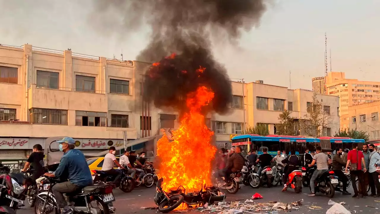 (S+) Proteste in Iran: »Das Regime wird gezwungen sein, Zugeständnisse zu machen« – Interview mit Vali Nasr