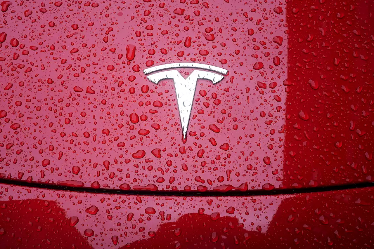 Tesla's chaotic third quarter saw profits climb but revenue falter | Engadget