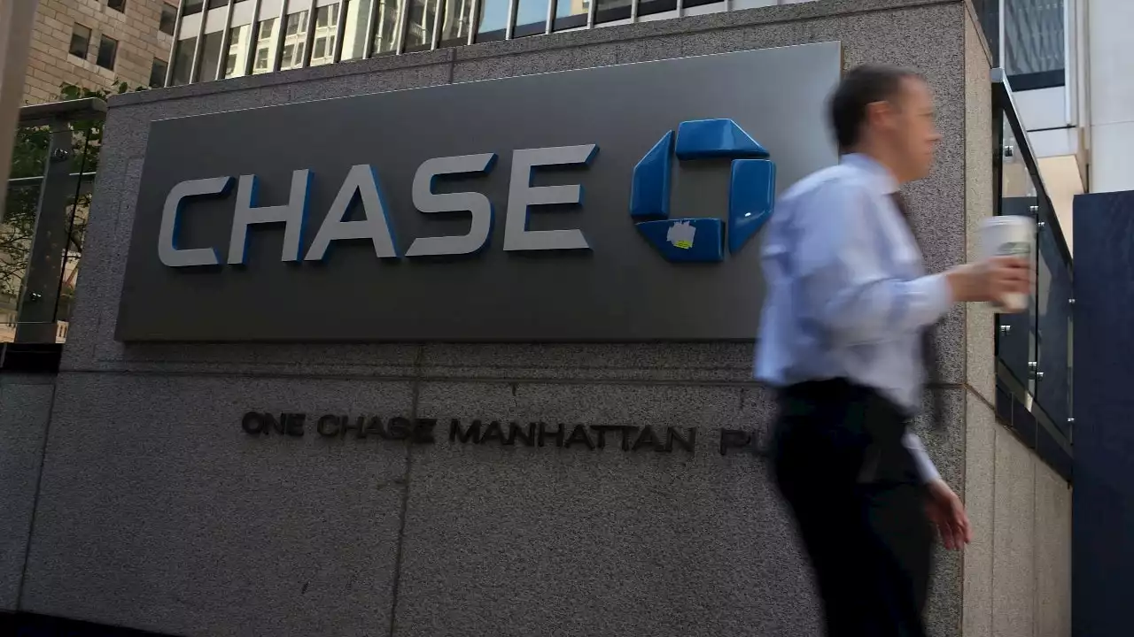 JPMorgan Chase allowing certain customers early access to direct deposit paychecks