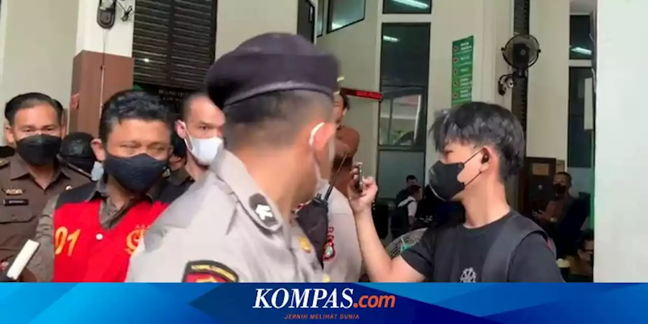 Saat Ferdy Sambo Bersalaman dengan Seseorang Sambil Main Mata Sebelum Jalani Sidang