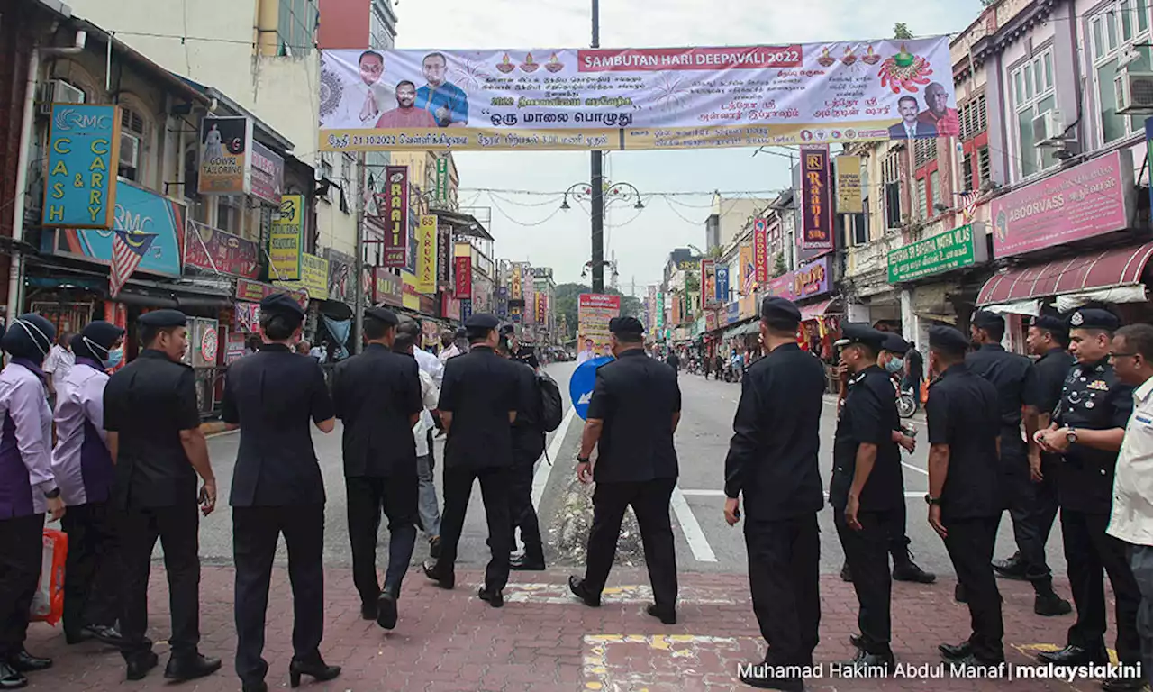 Police share Deepavali cheer with shoppers