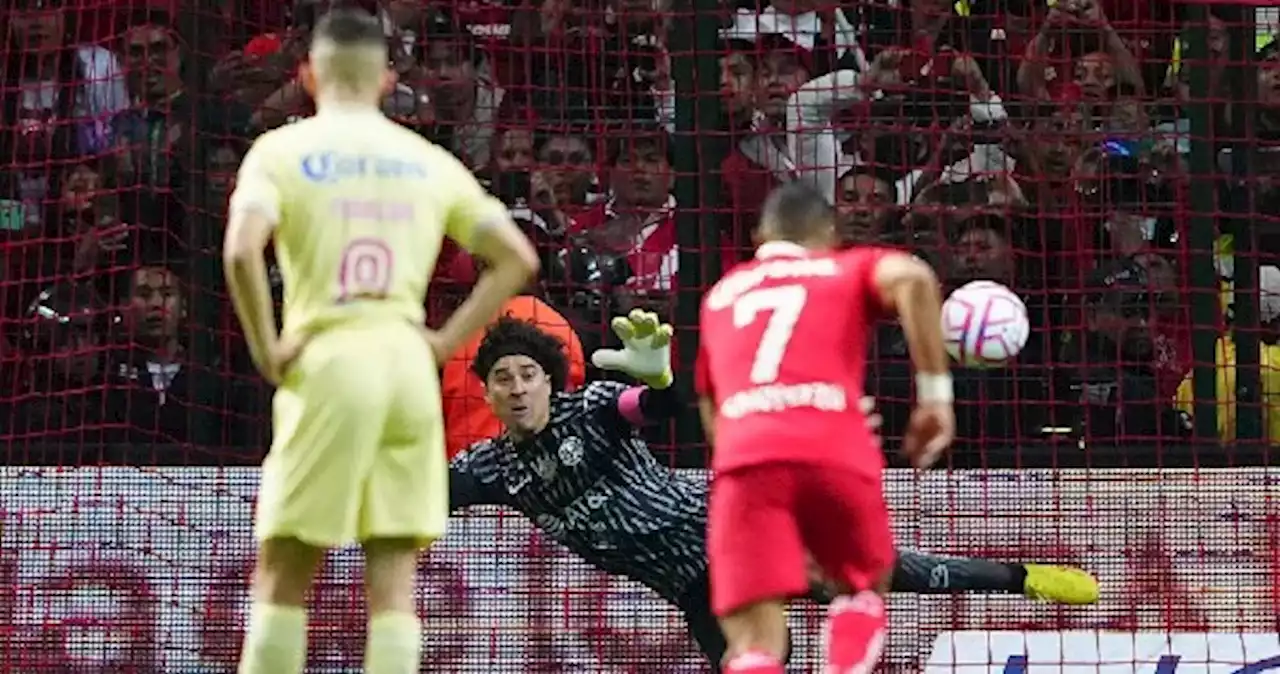 Guillermo Ochoa ya suma 31 penaltis al hilo sin atajar | VIDEO