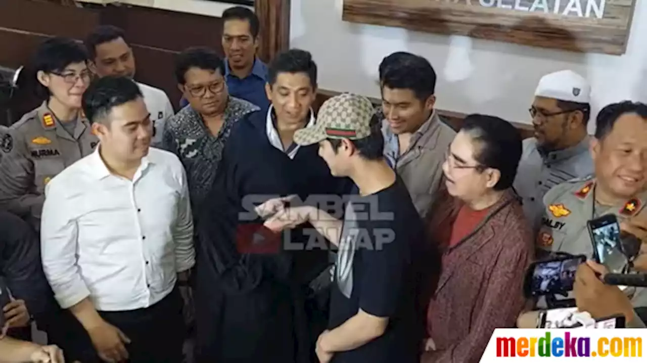 Foto : Momen Lesti Kejora Cium Tangan dan Peluk Rizky Billar Malu-malu | merdeka.com