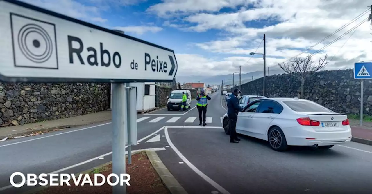 Manifestação à porta de conserveira junta cerca de 60 trabalhadoras em Rabo de Peixe