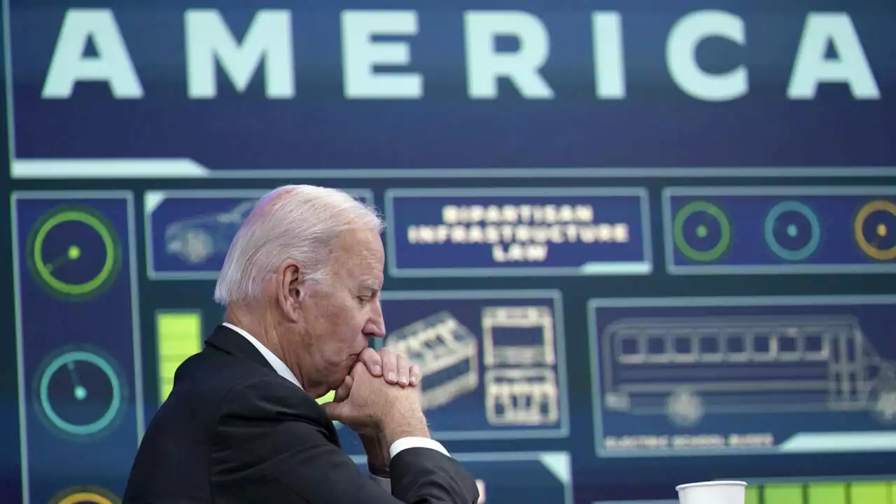 États-Unis: Biden appelle à une hausse de production de pétrole et puise dans les réserves