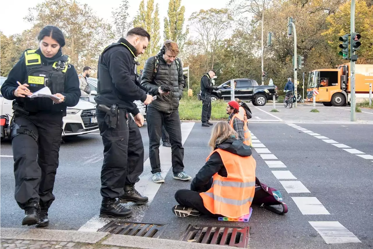 Letzte Generation blockiert Verkehr am Hauptbahnhof in Berlin