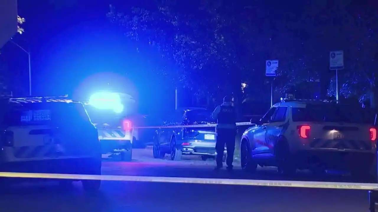 Off-duty Chicago cop exchanges gunfire with armed suspect during robbery in Calumet Heights