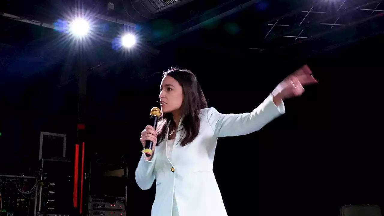 AOC blasted on Twitter for dancing at hecklers: 'She's mocking her constituents'