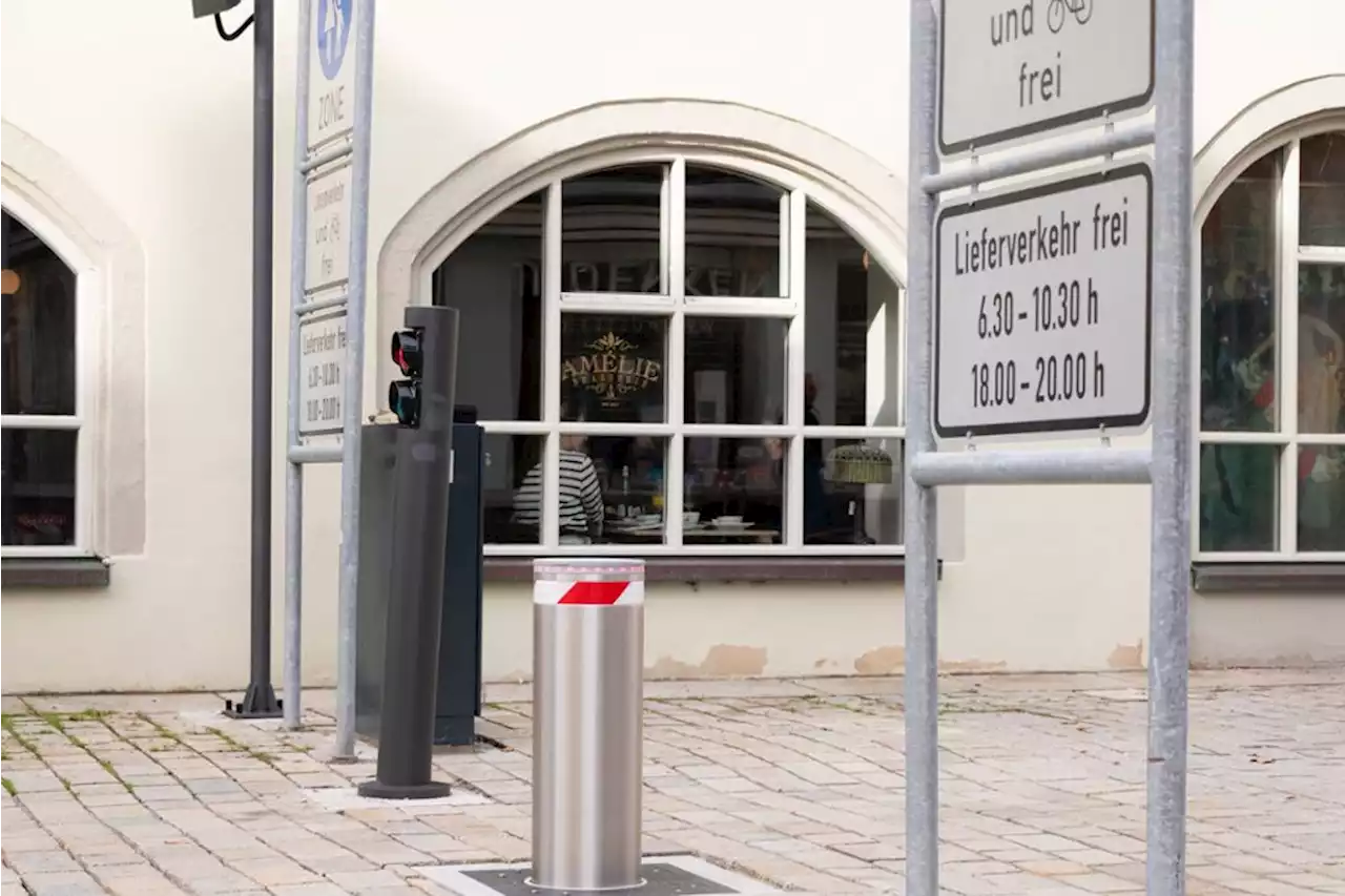 Maßnahme gegen zu viel Verkehr: Deggendorfer Stadtplatz hat jetzt einen elektronischen Poller - idowa