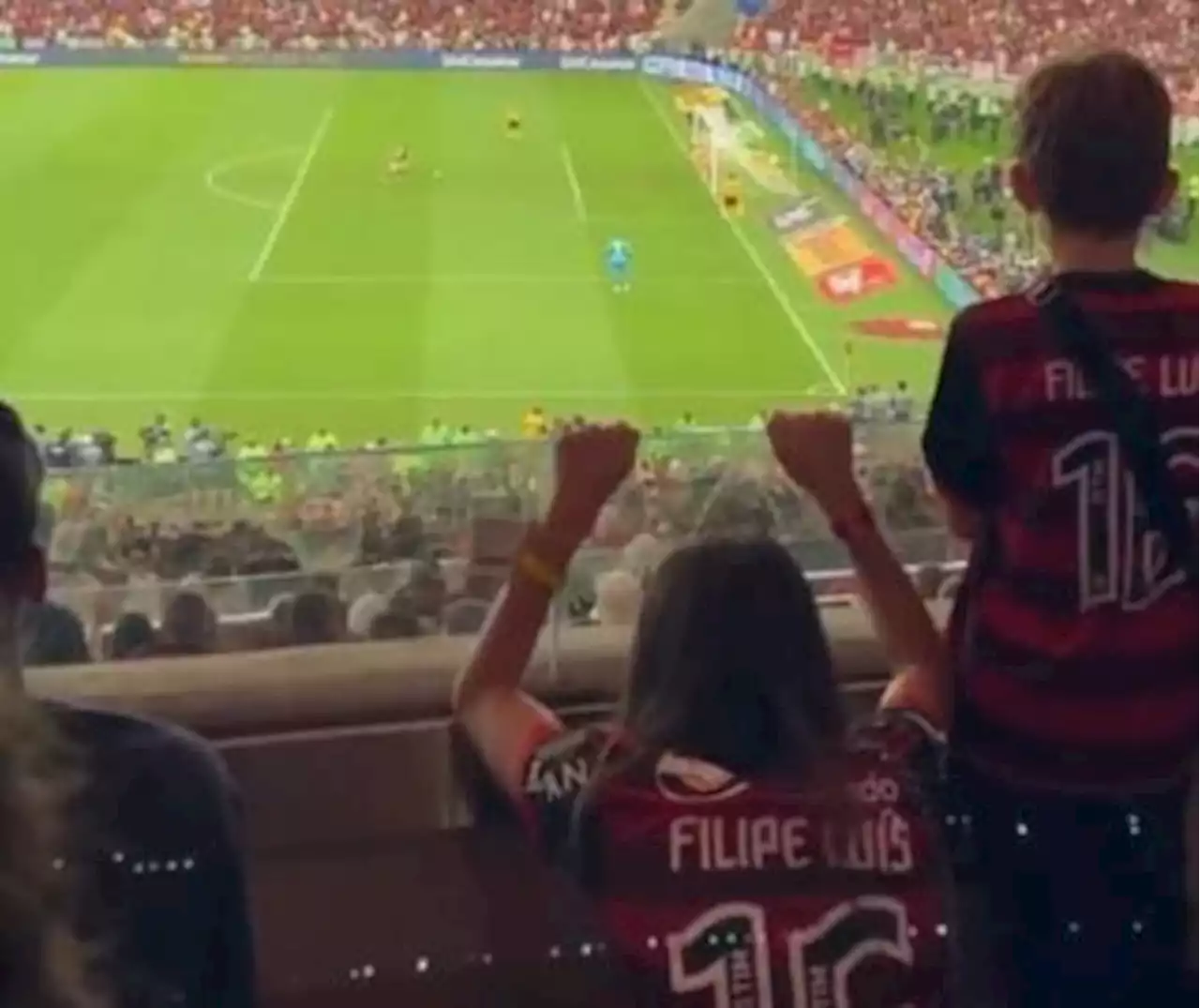 VÍDEO: Do choro ao alento, confira reação de filho de Filipe Luís, do Flamengo, na final da Copa do Brasil