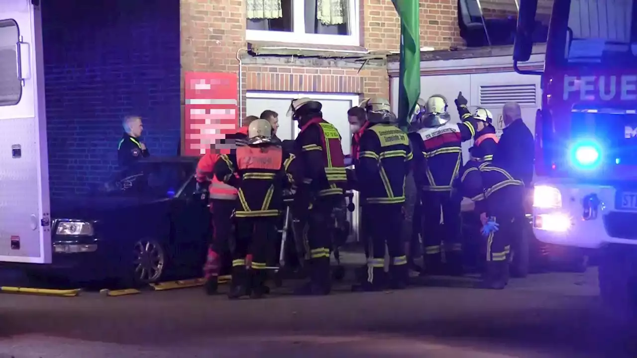 Bei Hamburg: Balkon bricht ab – 22-Jähriger stürzt in die Tiefe